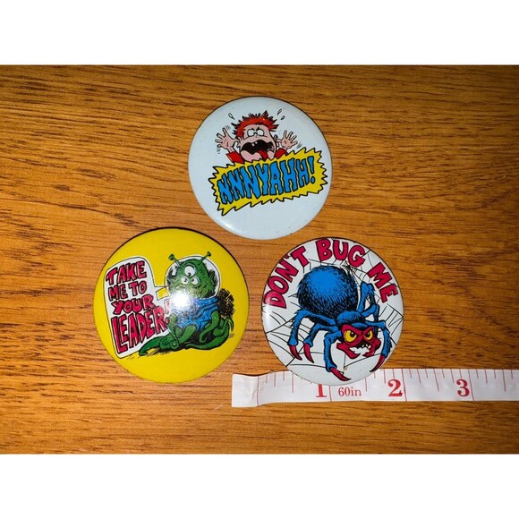 Vtg Lot of 3 Metal Pinback Buttons 1970s Mid-Century 2" Spider Alien Humor Retro - Picture 5 of 5